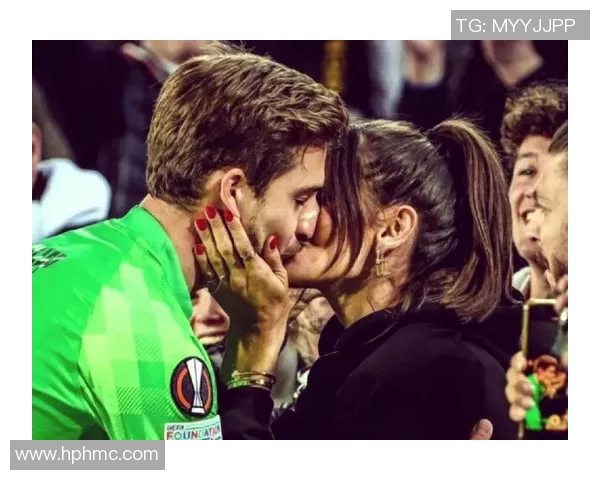 足球明星与女记者的浪漫故事揭示了体育与爱情的交织与挑战 足球明星与女记者的浪漫故事揭示了体育与爱情的交织与挑战